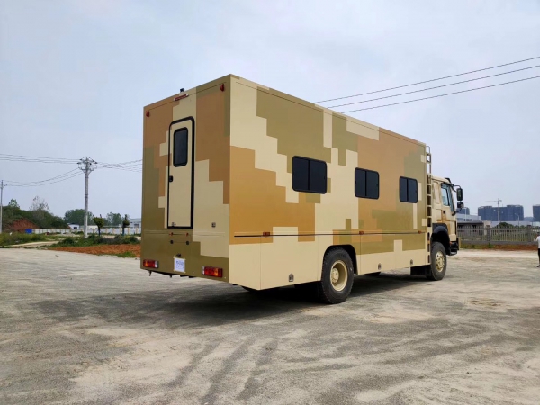 重汽豪沃12人數(shù)碼迷彩宿營(yíng)車