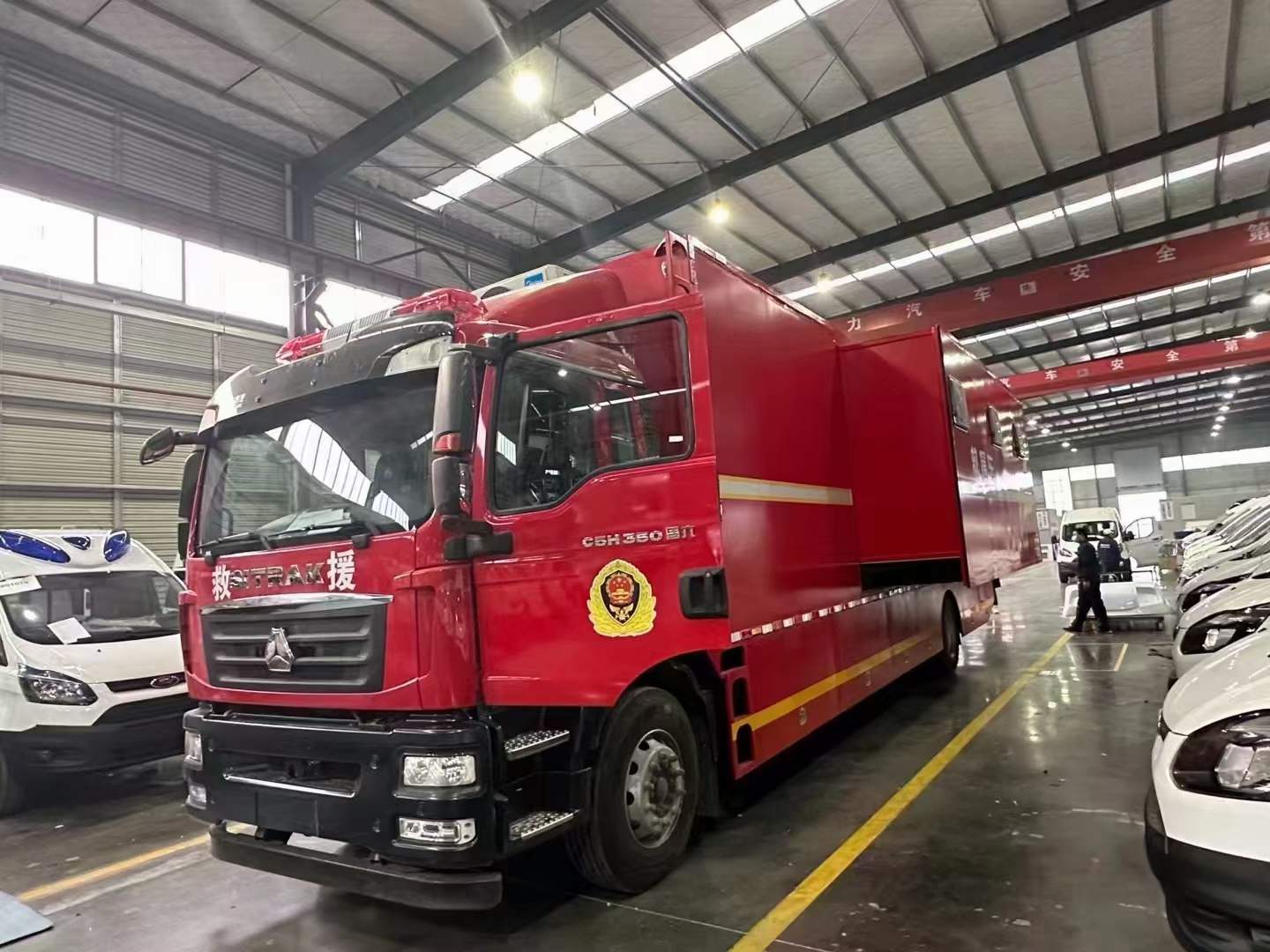 重汽汕德卡擴展式宿營車
