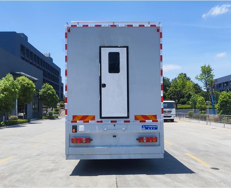 重汽豪沃帶淋浴間擴(kuò)展式宿營(yíng)車(chē)
