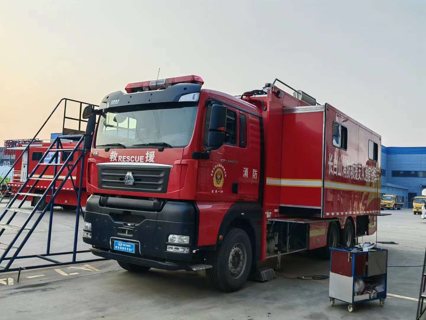重汽豪沃通信指揮車