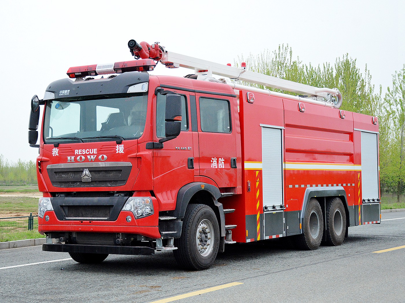 重汽豪沃11噸18米舉高噴射消防車