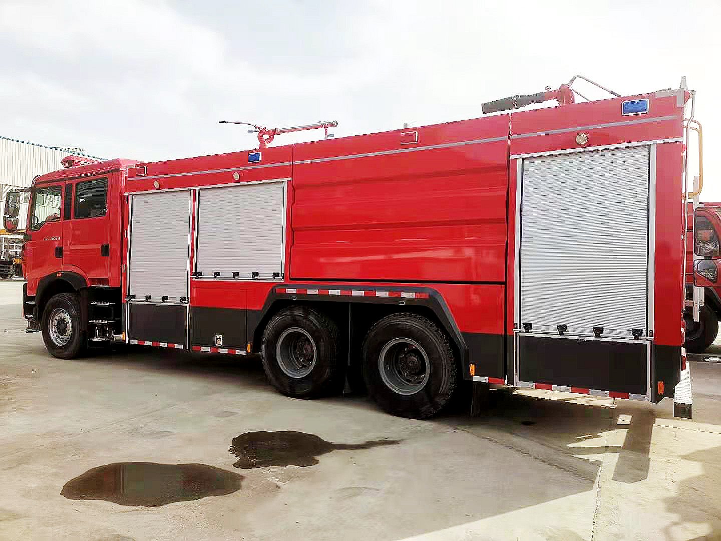重汽豪沃11噸干粉泡沫聯(lián)用消防車