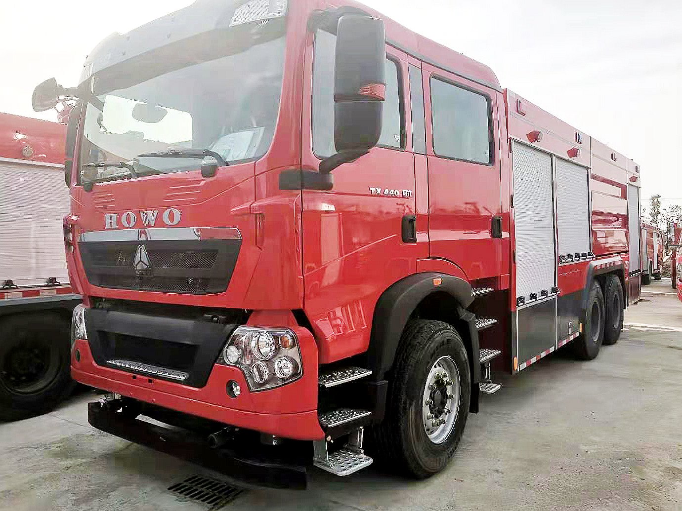 重汽豪沃11噸干粉泡沫聯用消防車