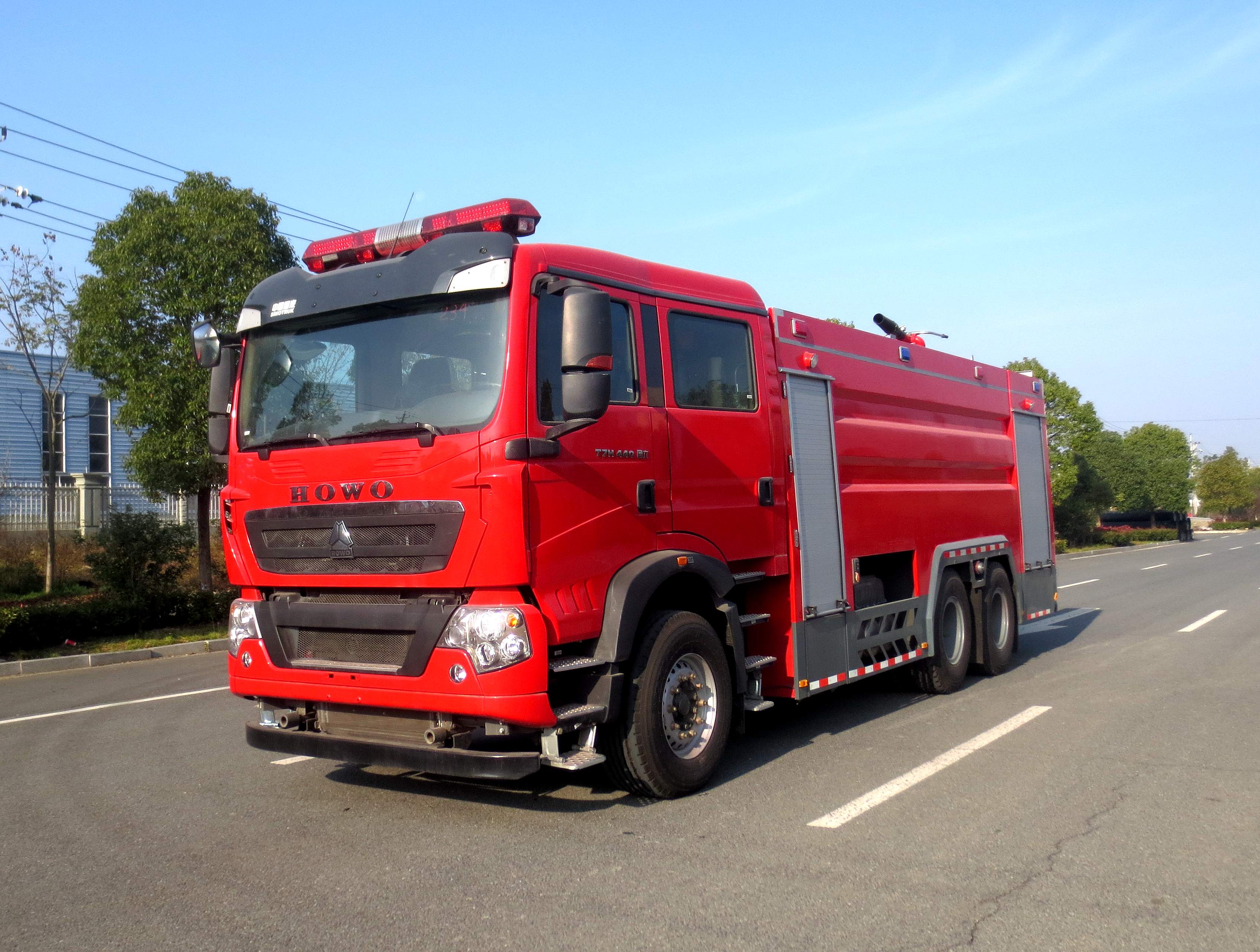 重汽豪沃16噸水罐消防車