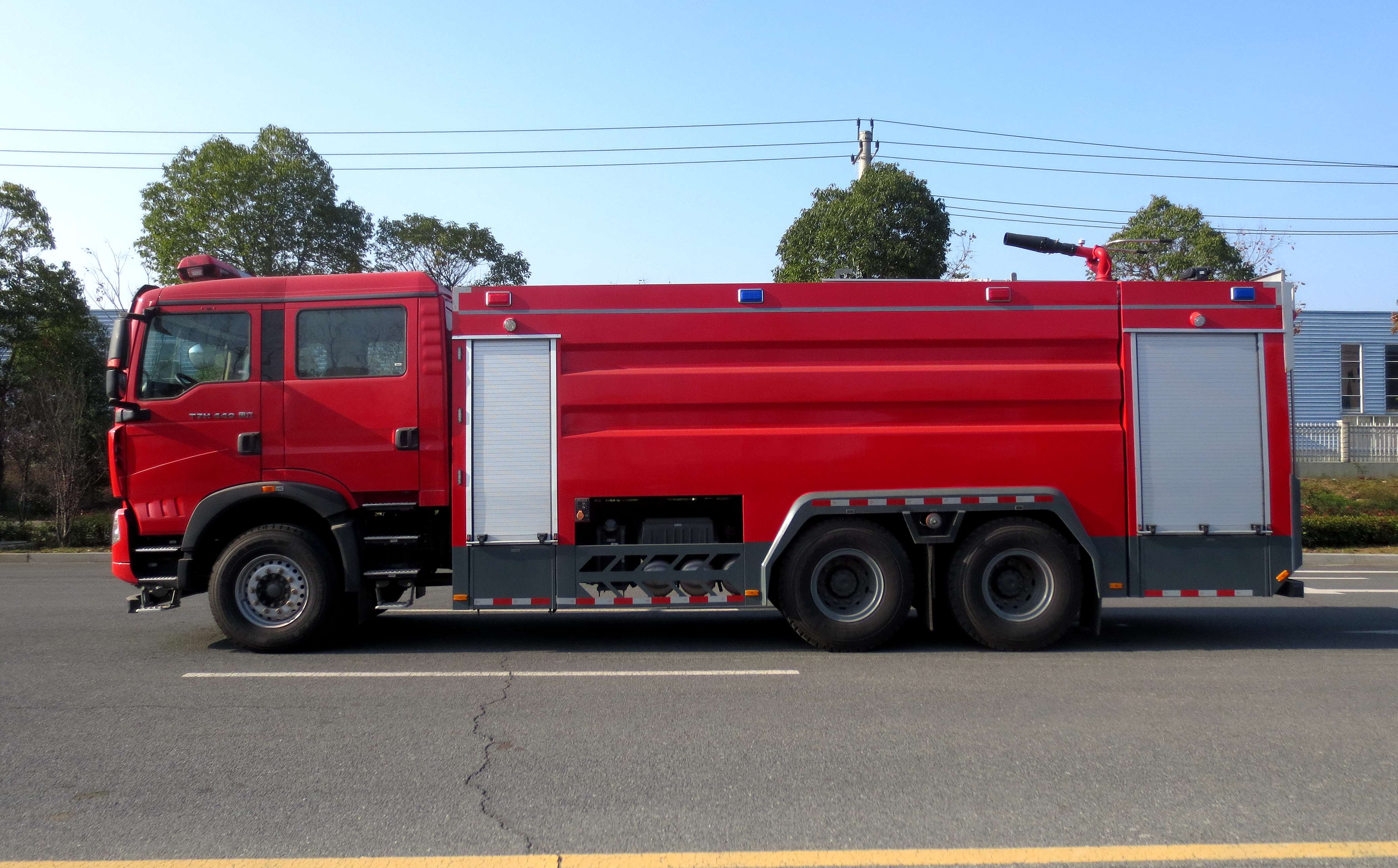重汽豪沃16噸水罐消防車