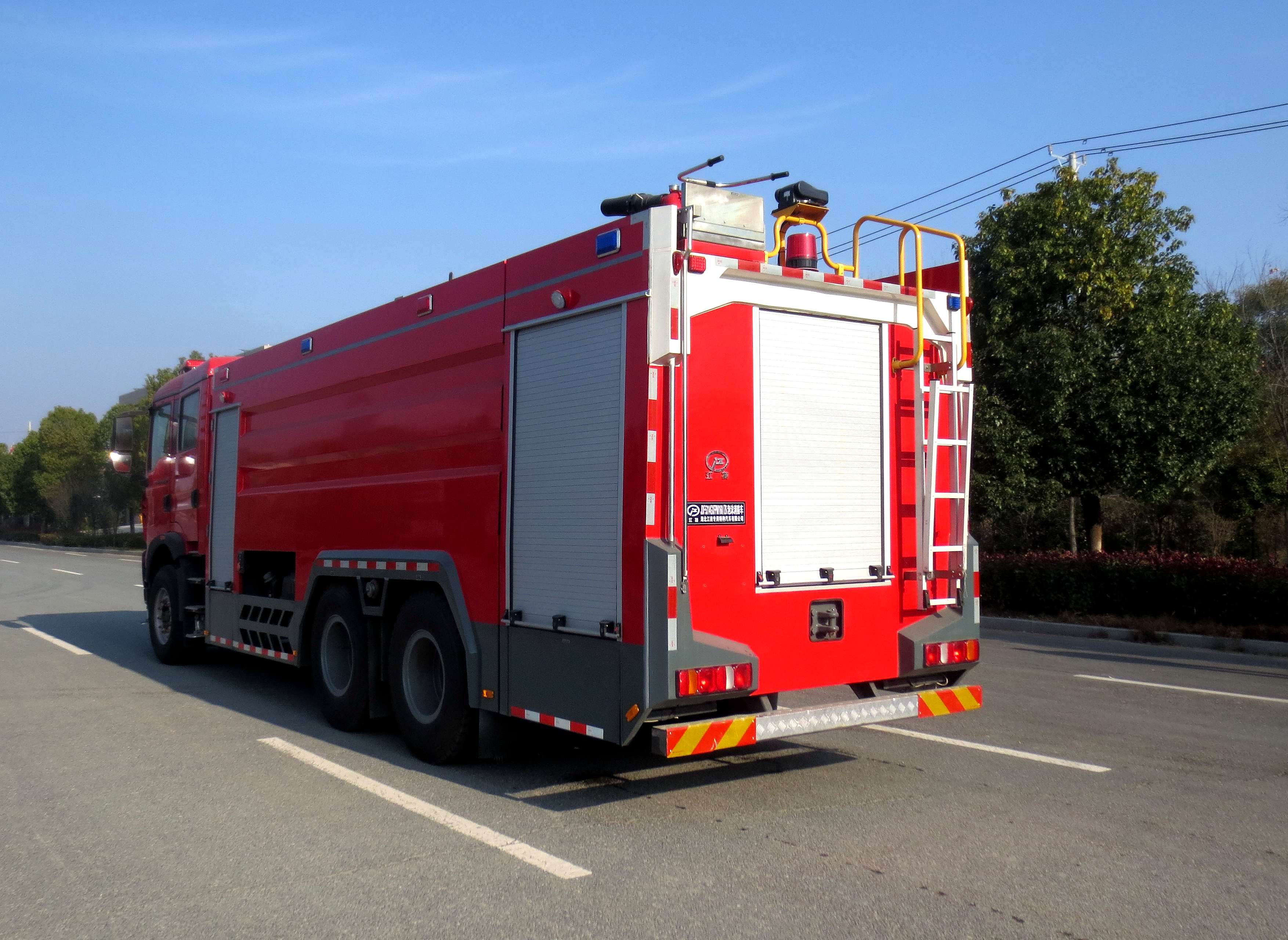 重汽豪沃16噸水罐消防車