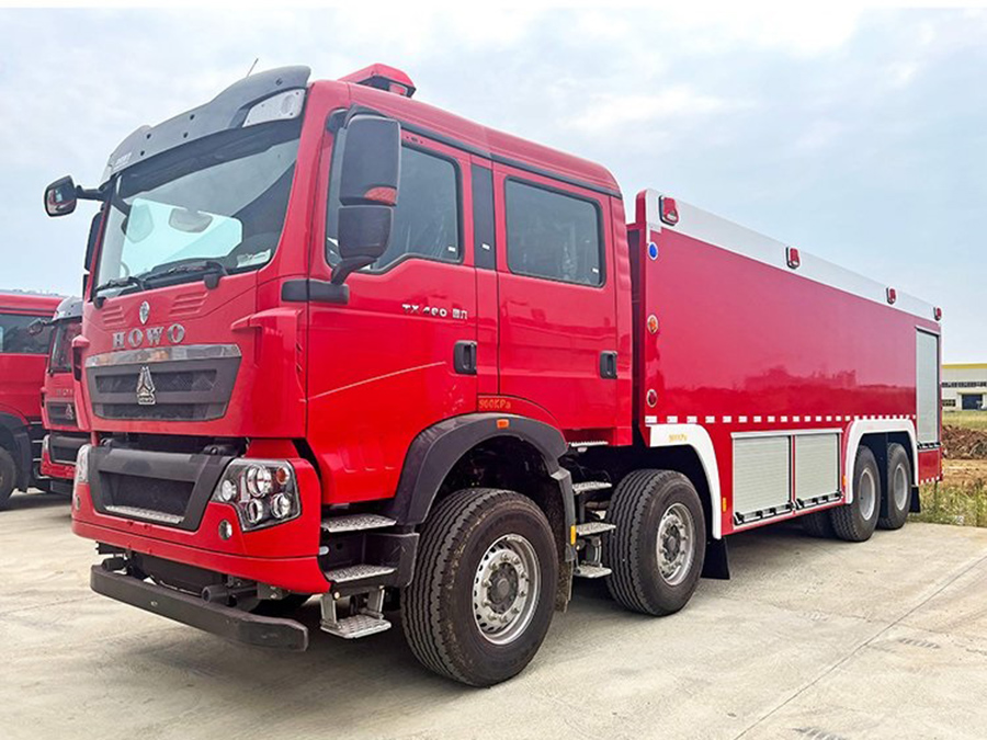 重汽豪沃25噸水罐消防車