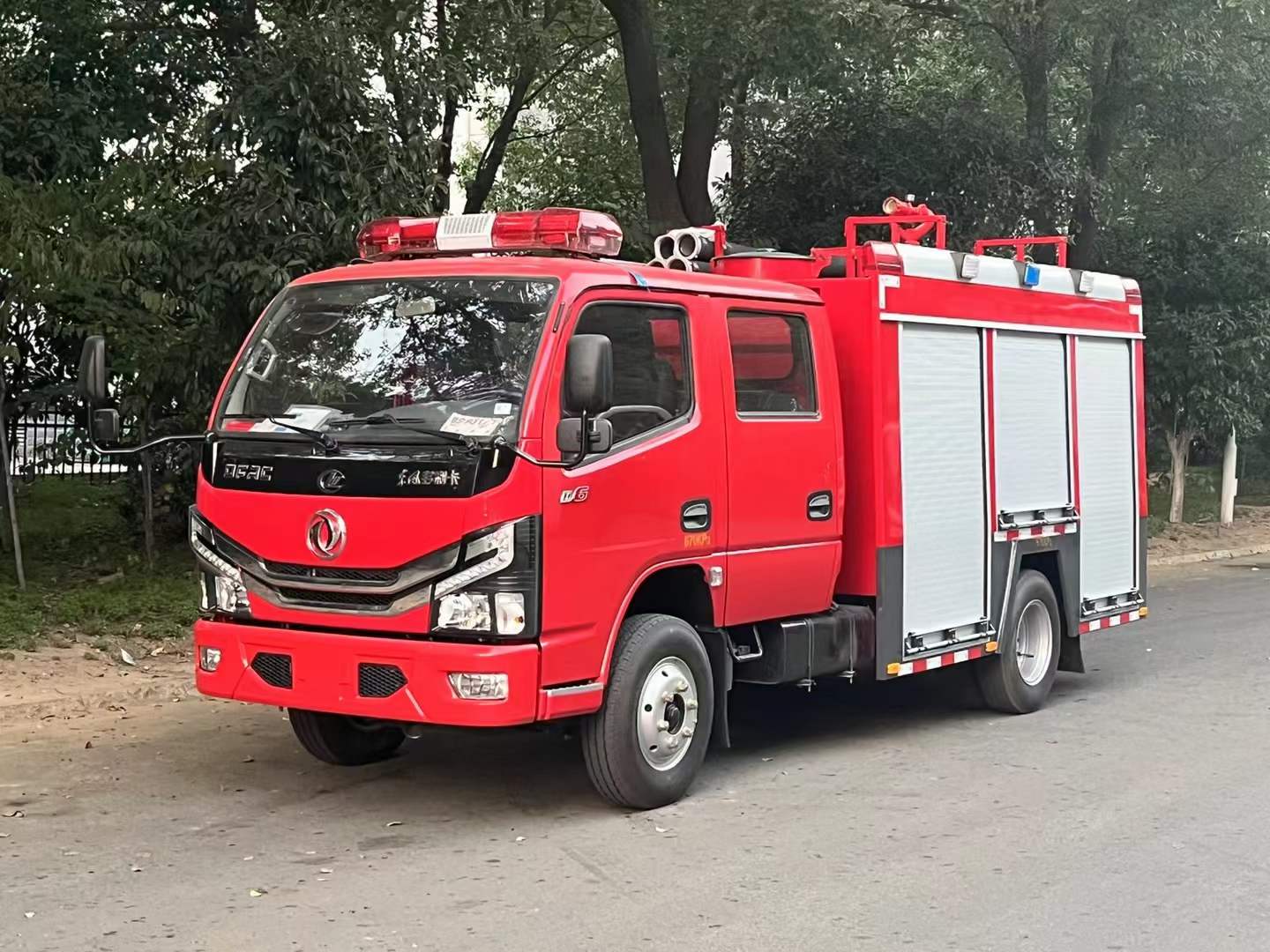 東風小多利卡2噸水罐消防車