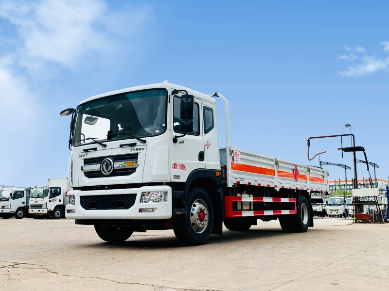 東風(fēng)6.8米D9氣瓶運輸車