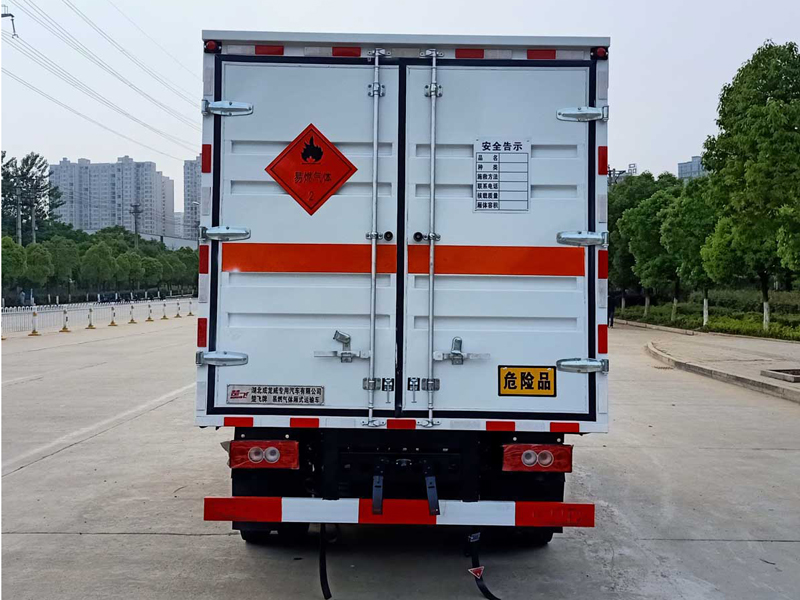 福田領(lǐng)航4.1米易燃?xì)怏w運(yùn)輸車