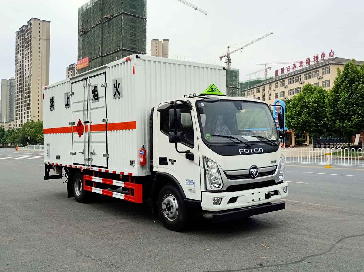 福田奧鈴5米2易燃?xì)怏w廂式運(yùn)輸車