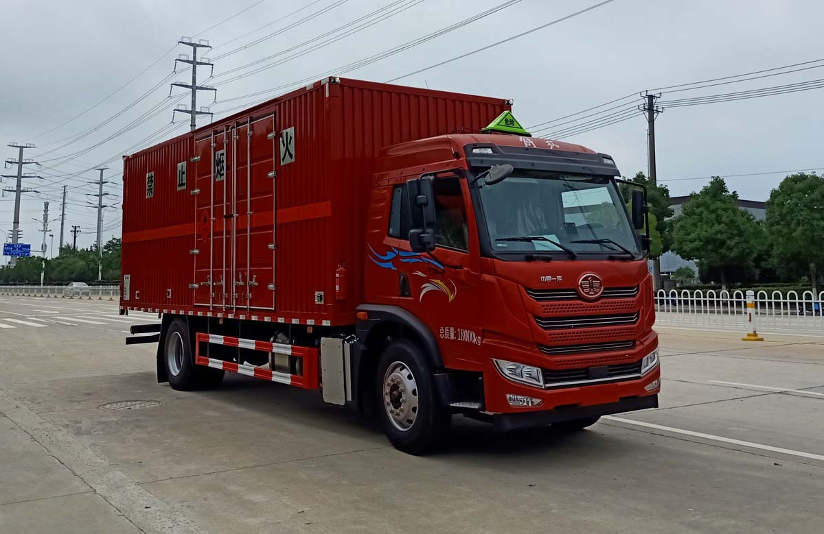 解放6米8易燃?xì)怏w廂式運(yùn)輸車