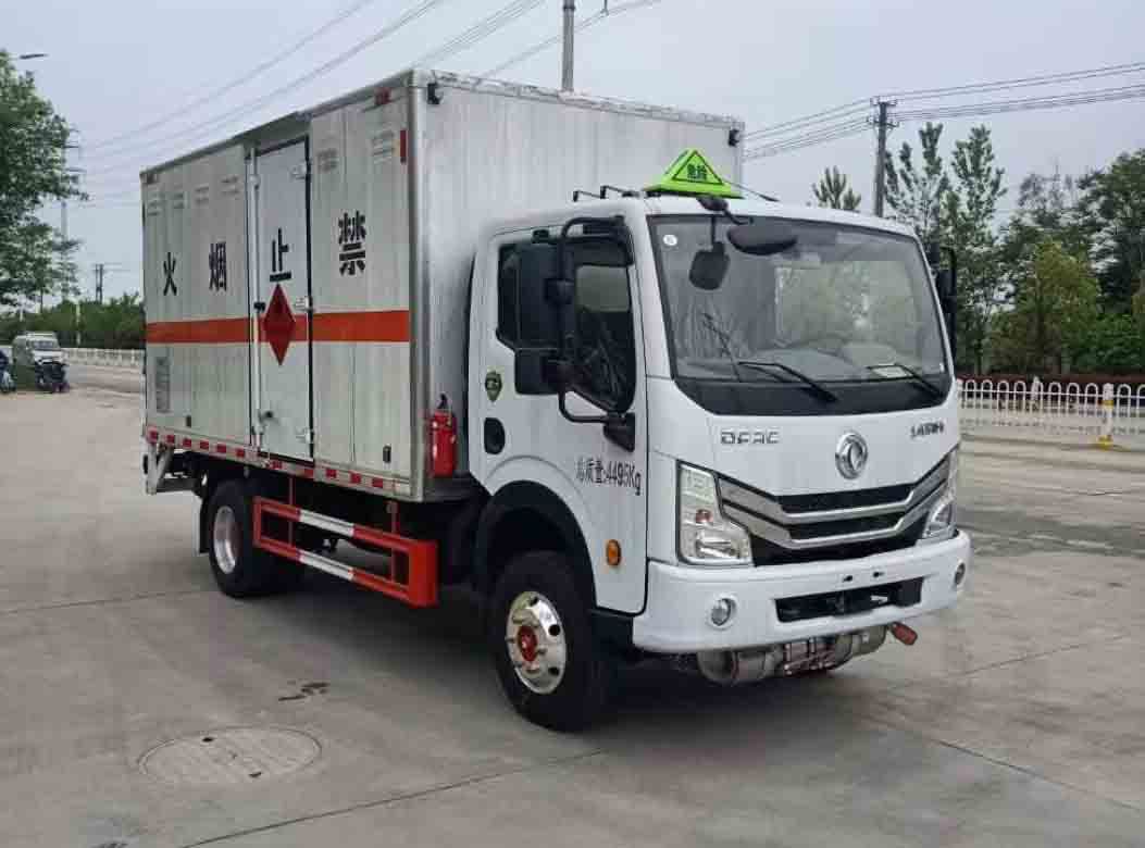 東風(fēng)多利卡4米1易燃?xì)怏w廂式運(yùn)輸車