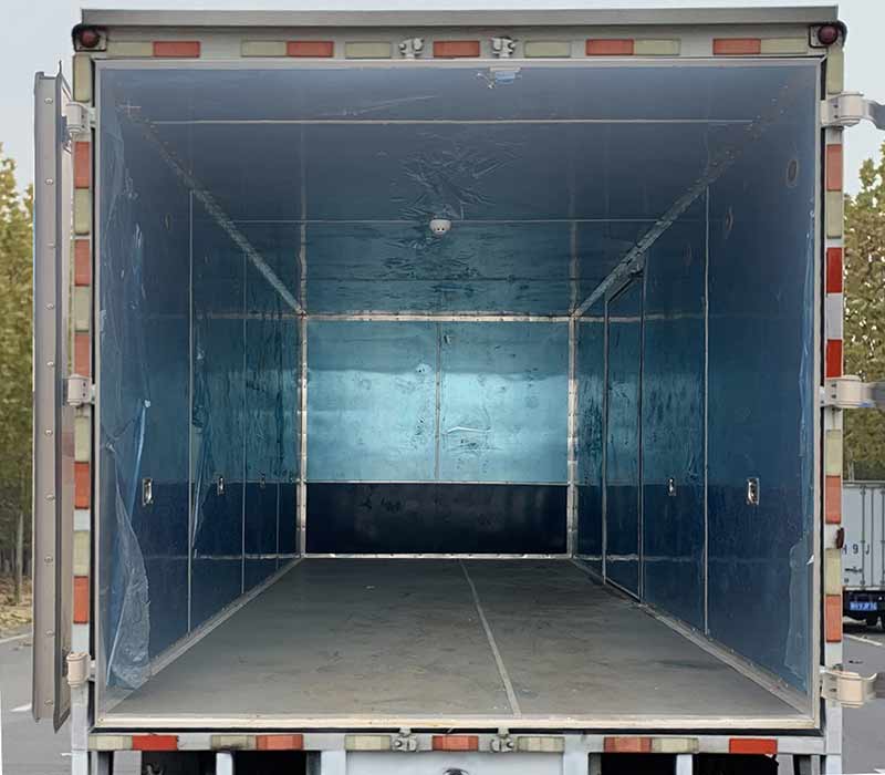 解放5.2米易燃液體廂式運(yùn)輸車(chē)