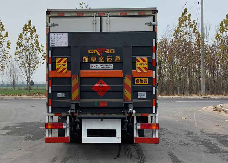 解放5.2米易燃液體廂式運(yùn)輸車(chē)
