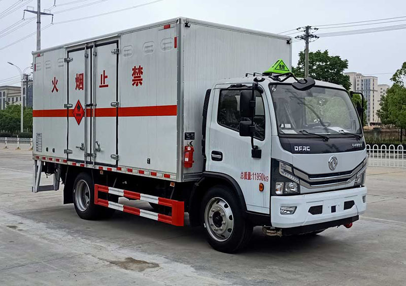 東風(fēng)多利卡5米2易燃液體廂式運(yùn)輸車