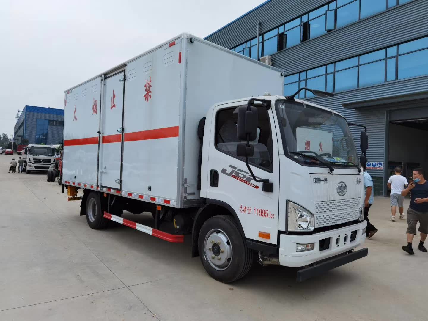 解放J6F 4米1易燃液體廂式運(yùn)輸車