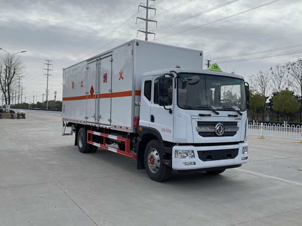 東風(fēng)D9 7米6易燃液體廂式運(yùn)輸車