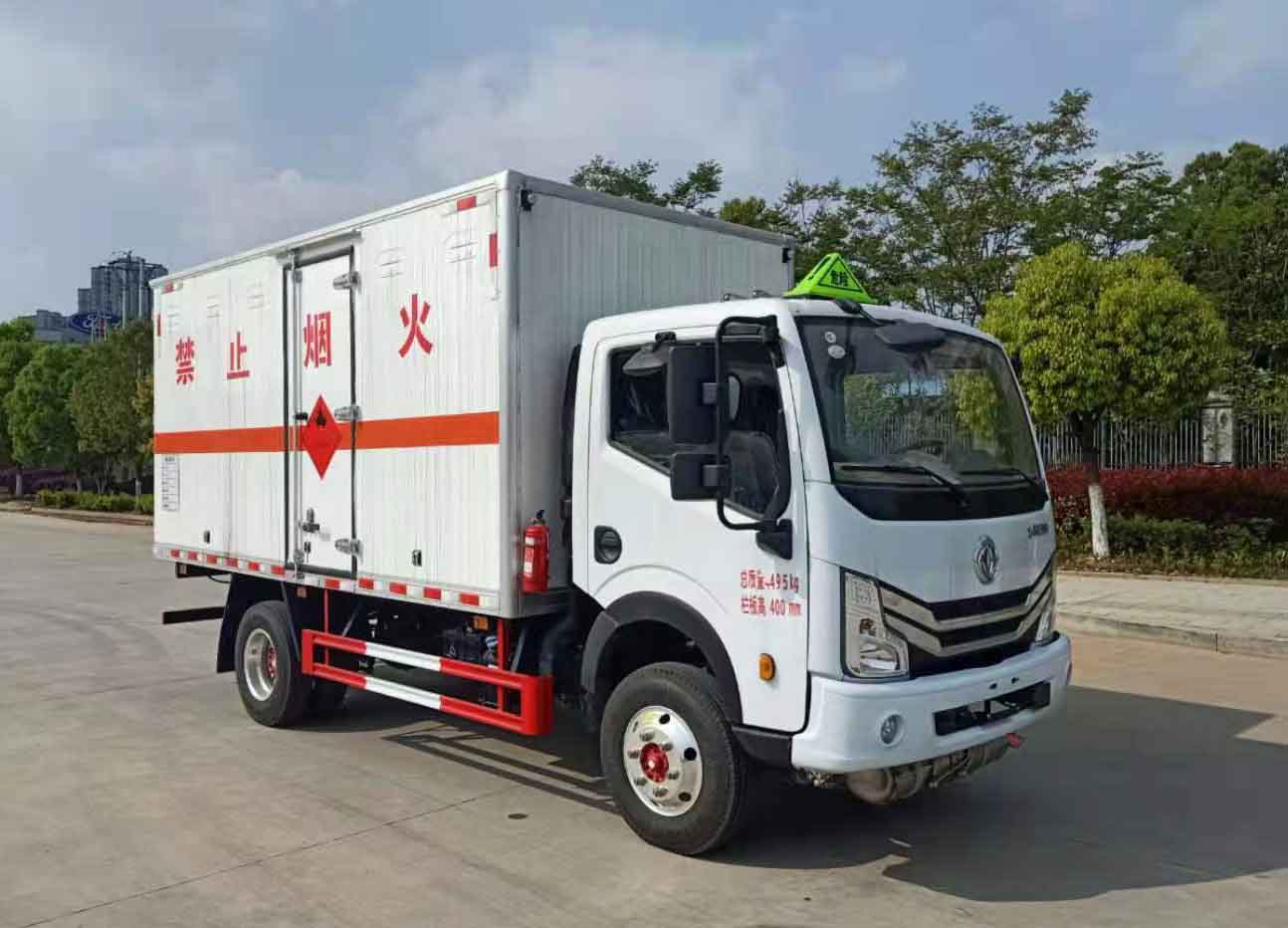 東風(fēng)多利卡4米1易燃液體廂式運(yùn)輸車