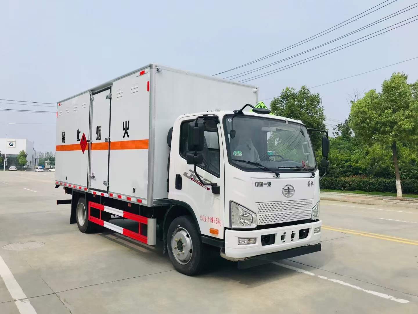 解放J6F 5米2易燃液體廂式運(yùn)輸車