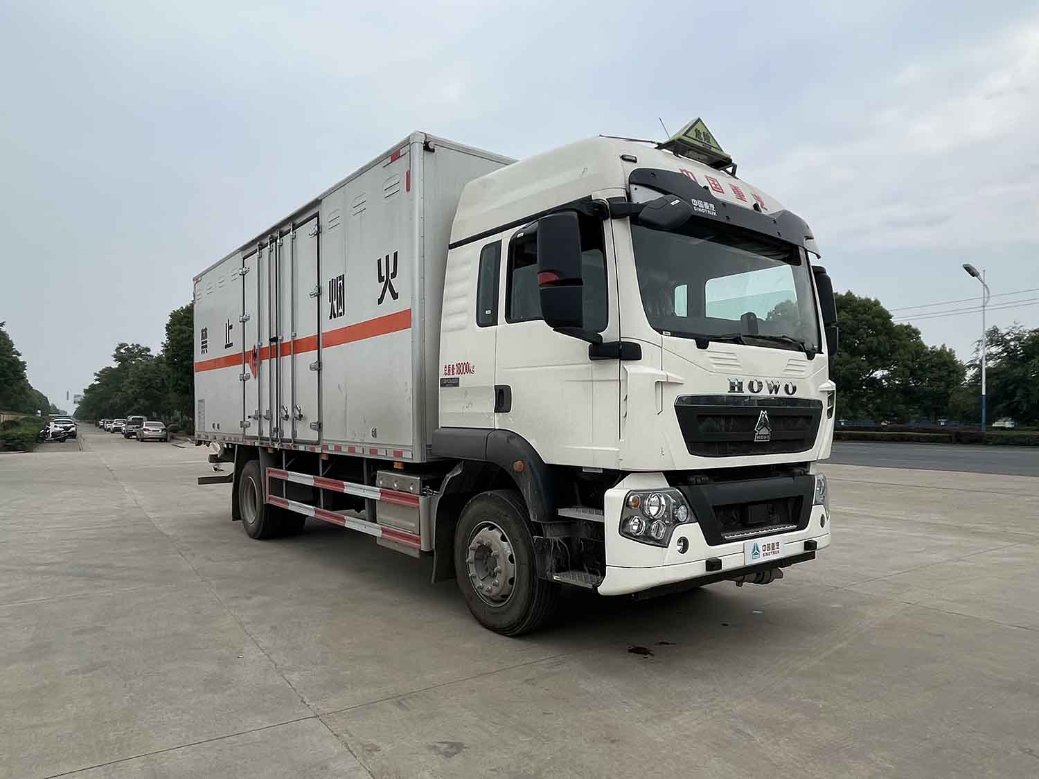 重汽豪沃7米易燃固體廂式運(yùn)輸車