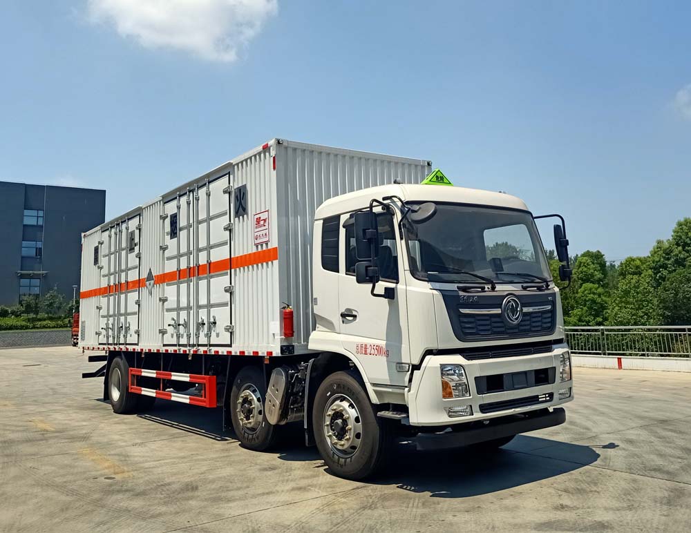 東風(fēng)天錦小三軸9米雜項(xiàng)危險(xiǎn)物品廂式運(yùn)輸車