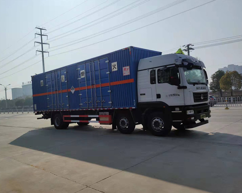 重汽汕德卡9米6雜項(xiàng)危險(xiǎn)物品廂式運(yùn)輸車