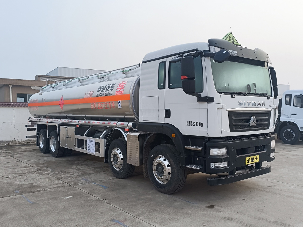 重汽汕德卡前四后八25噸油罐車