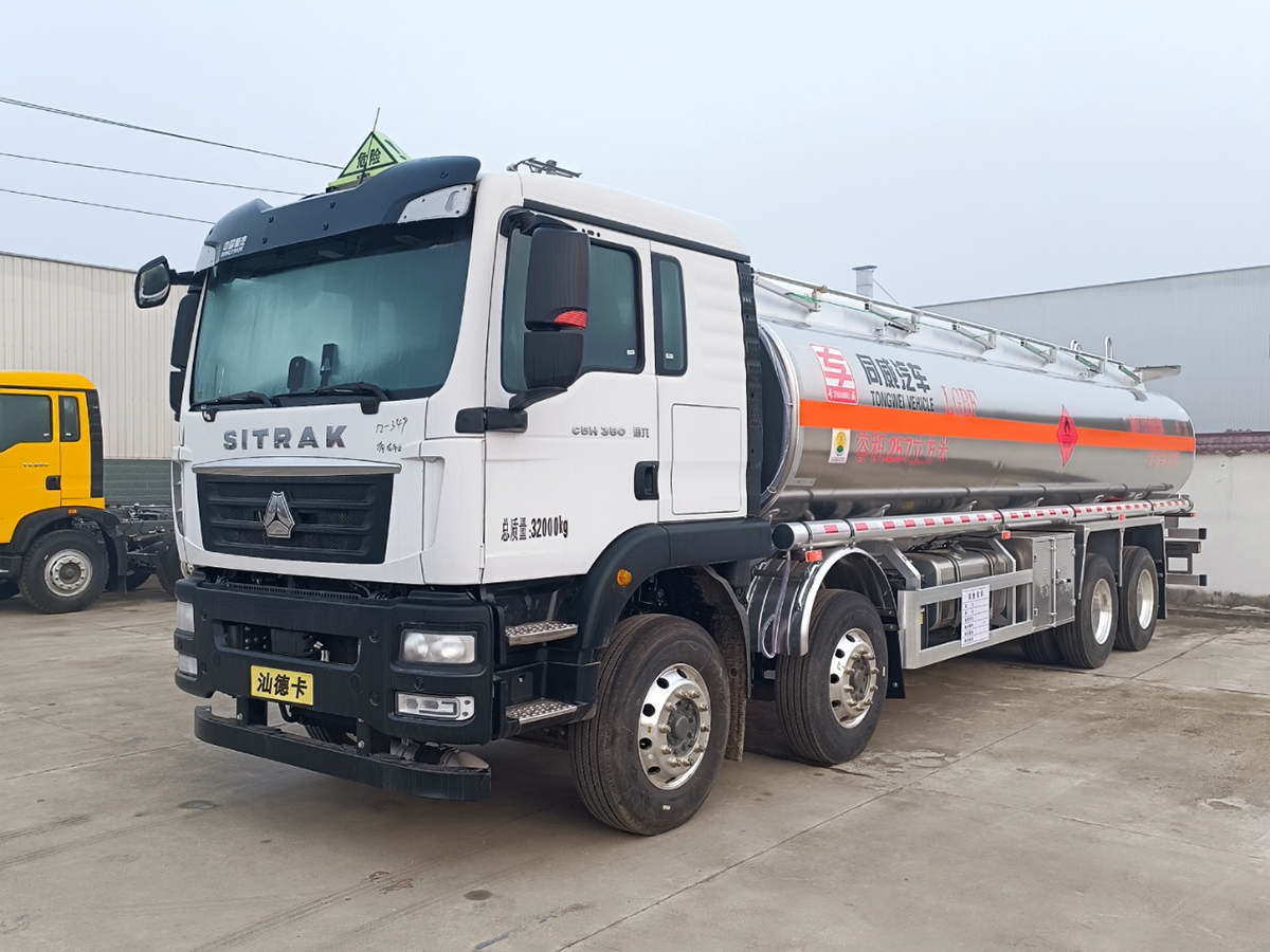 重汽汕德卡前四后八25噸油罐車