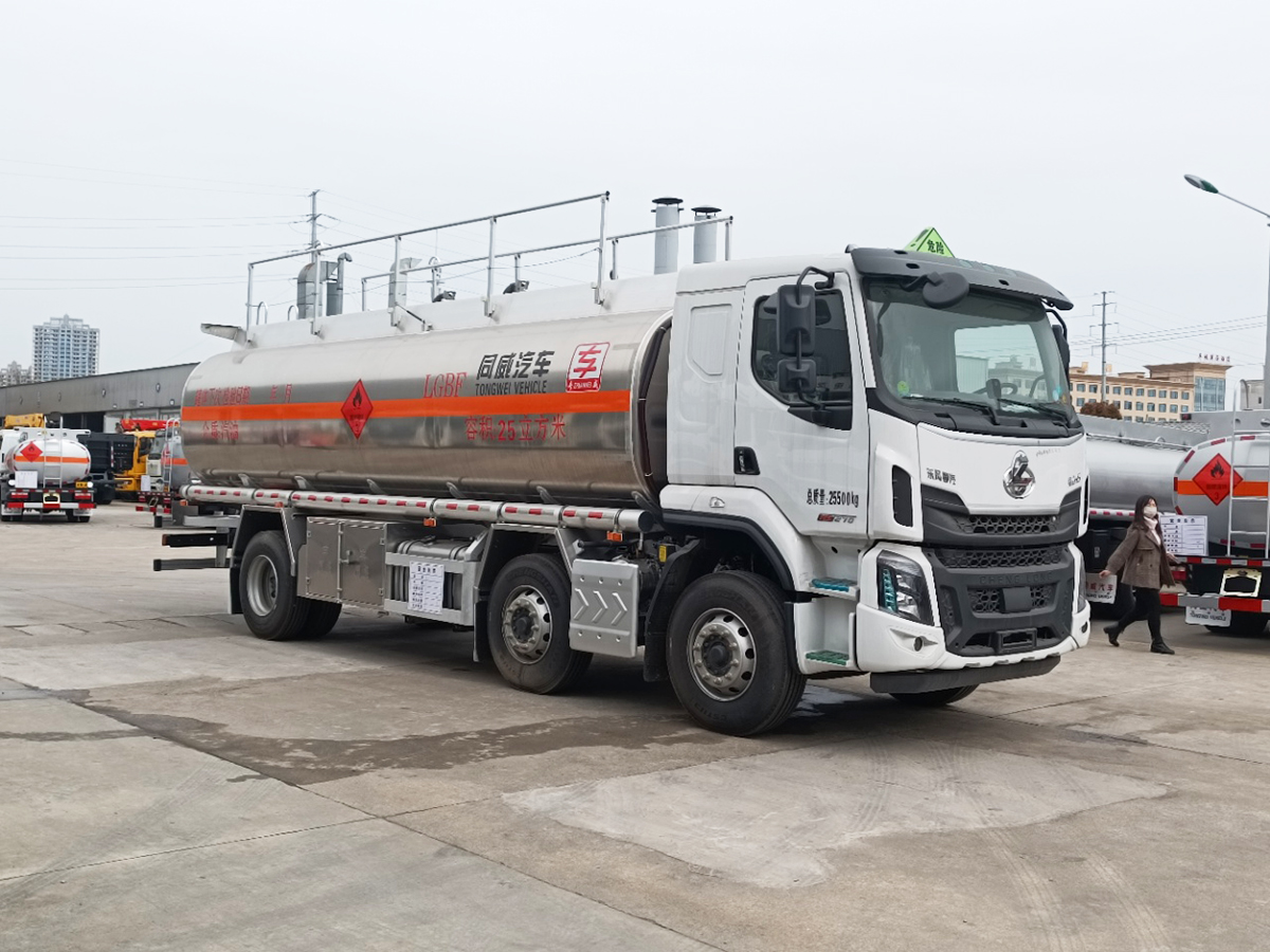 柳汽乘龍H5小三軸15噸鋁合金油罐車
