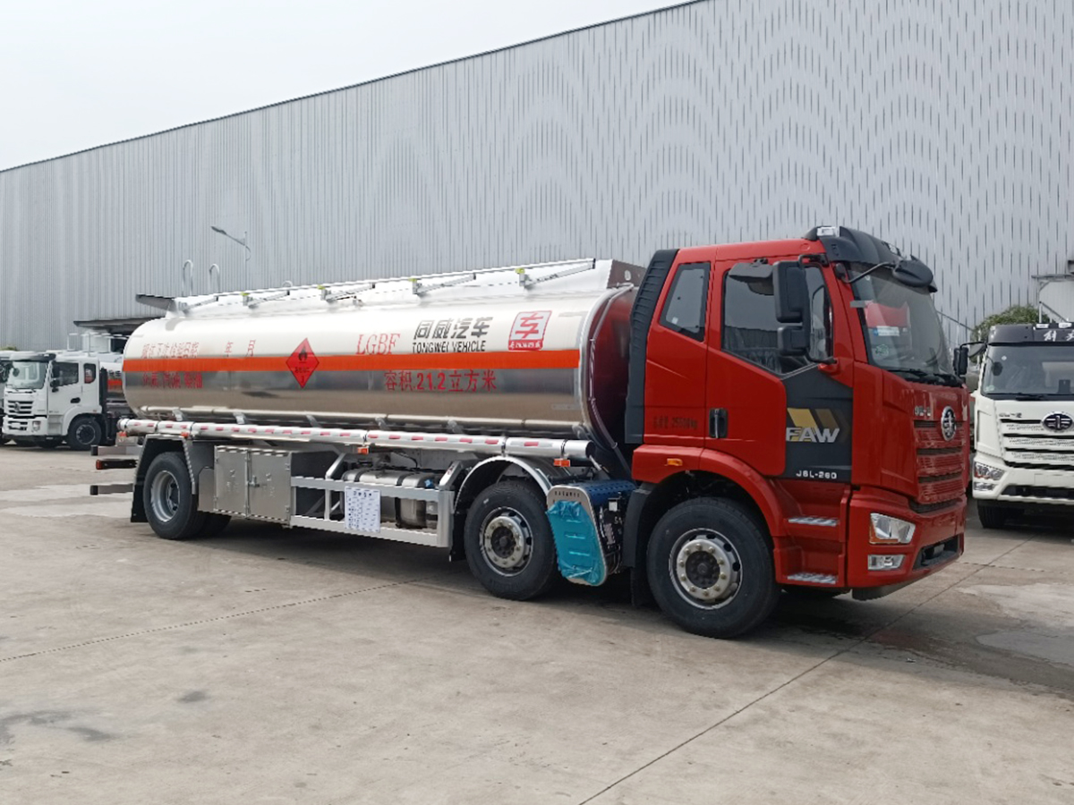 解放J6L小三軸15噸鋁合金油罐車