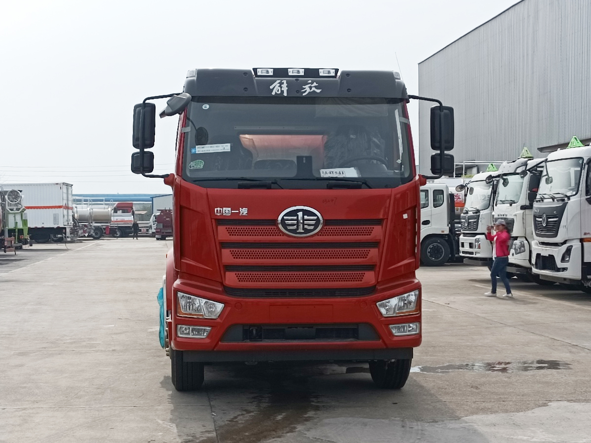 解放J6L小三軸15噸鋁合金油罐車