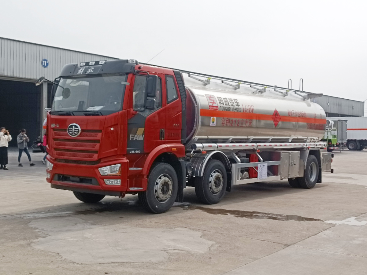 解放J6L小三軸15噸鋁合金油罐車