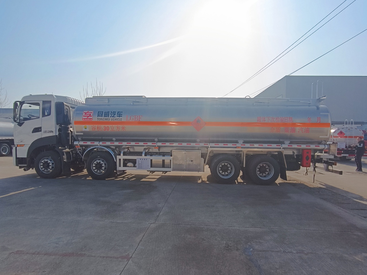 東風天龍前四后八25噸鋁合金油罐車