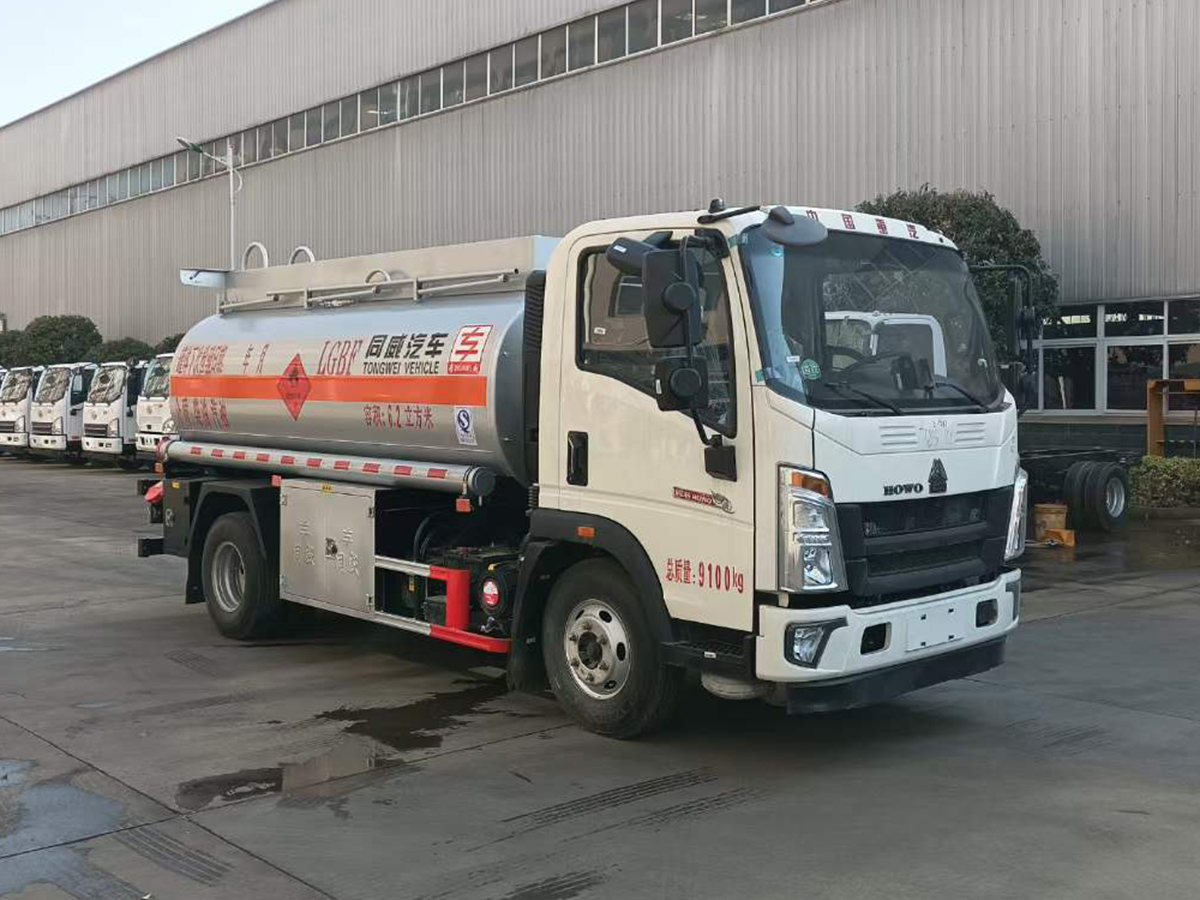重汽豪沃5噸油罐車