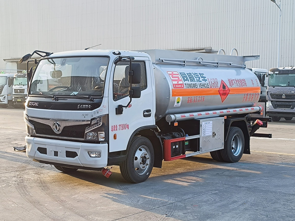 東風福瑞卡8噸油罐車