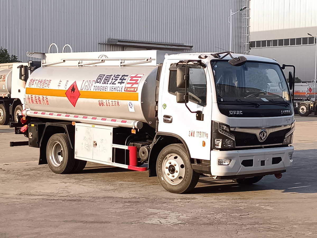 東風福瑞卡8噸油罐車