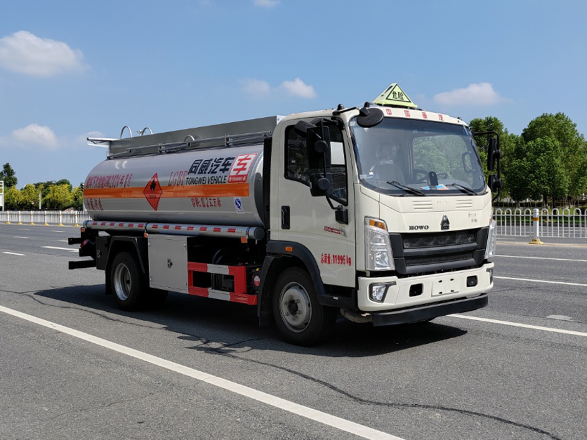 重汽豪沃8噸油罐車