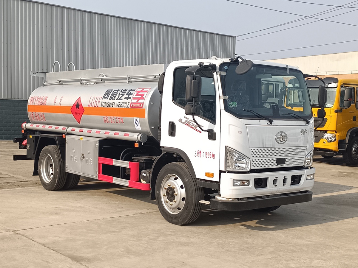 解放J6F 8噸油罐車
