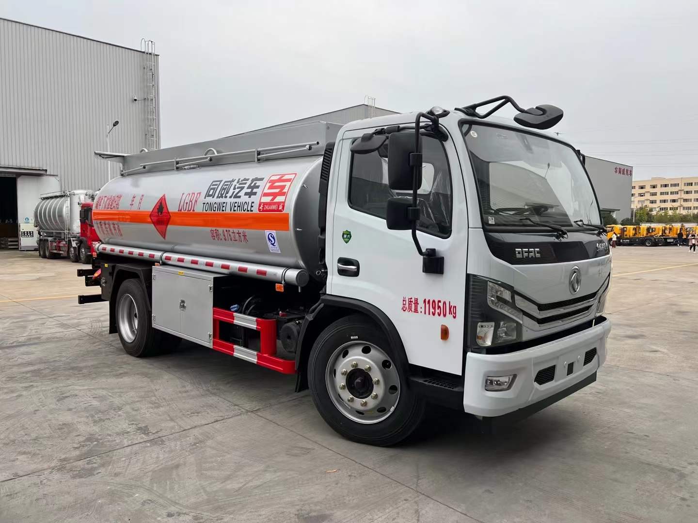 東風多利卡8噸油罐車