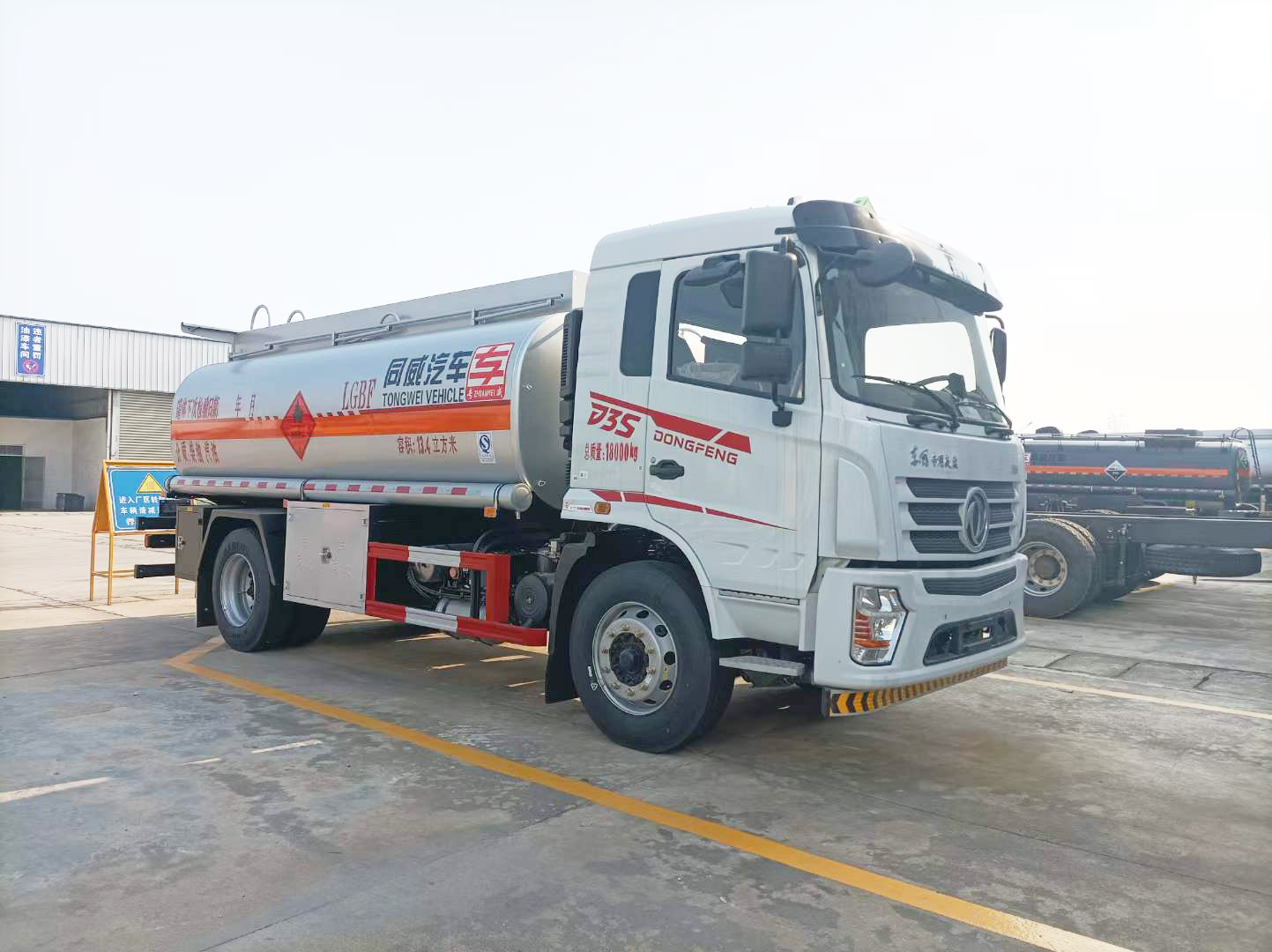 東風專底D3S 10噸油罐車