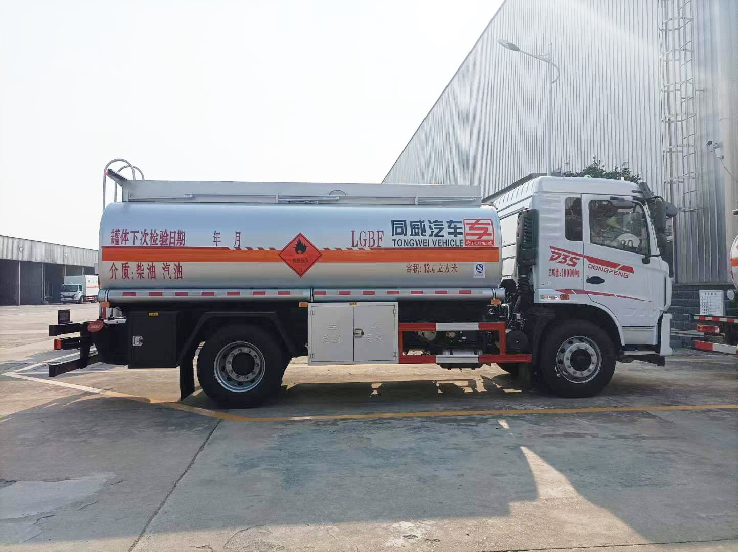 東風專底D3S 10噸油罐車