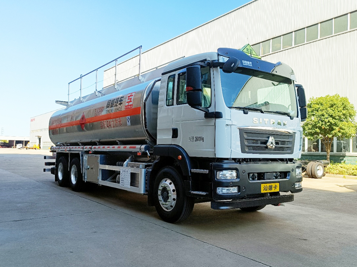 重汽汕德卡后八輪16噸鋁合金油罐車