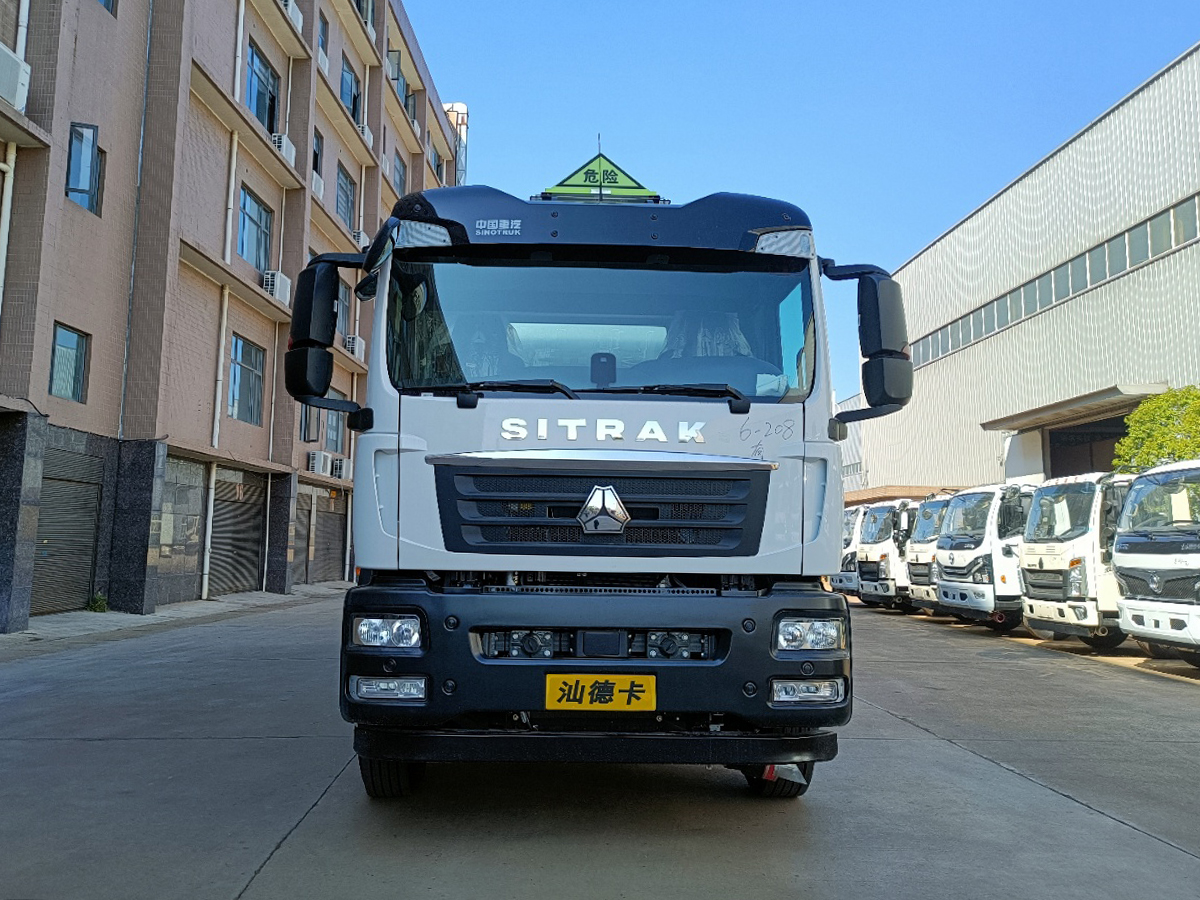 重汽汕德卡后八輪16噸鋁合金油罐車