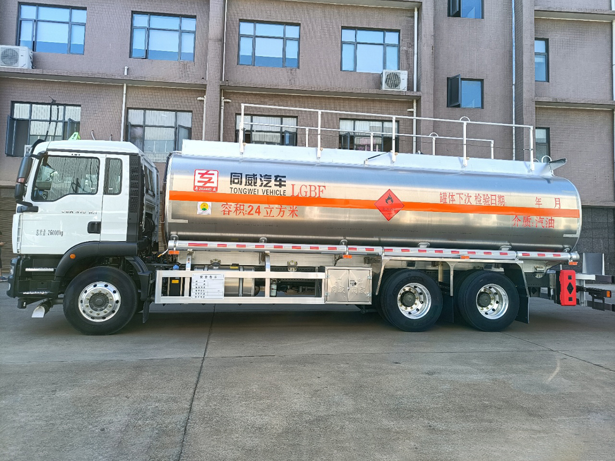重汽汕德卡后八輪16噸鋁合金油罐車