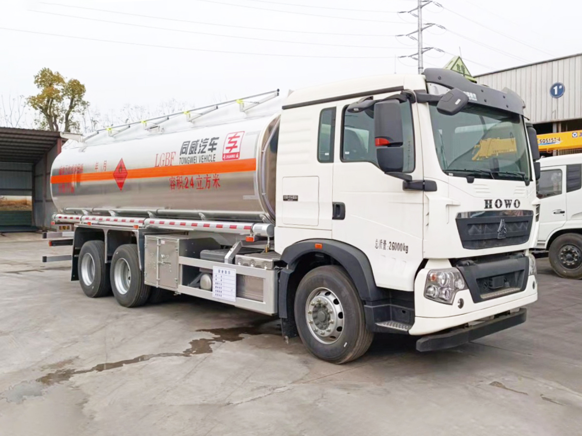 重汽豪沃后雙橋16噸鋁合金油罐車