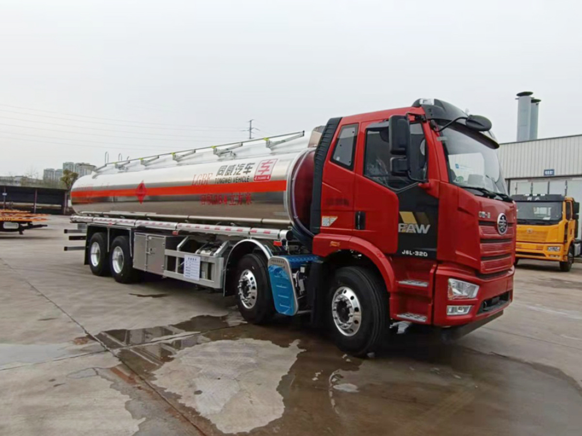 解放J6L前四后八20噸鋁合金油罐車