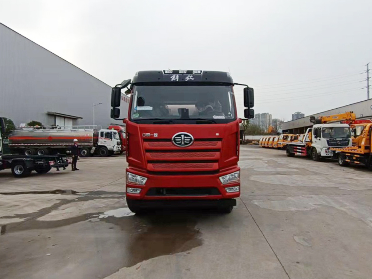 解放J6L前四后八20噸鋁合金油罐車