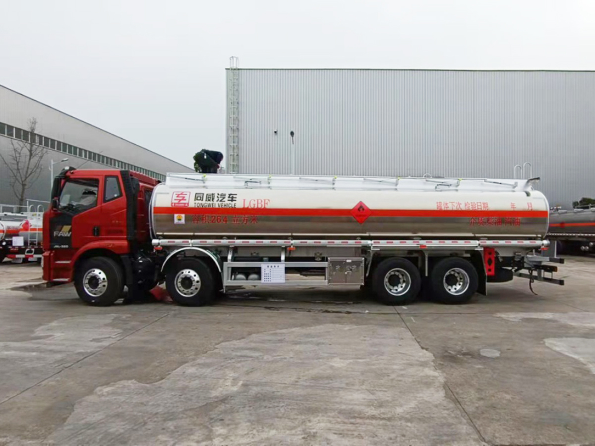 解放J6L前四后八20噸鋁合金油罐車