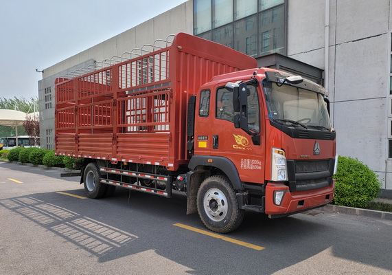 豪沃牌倉柵式運輸車